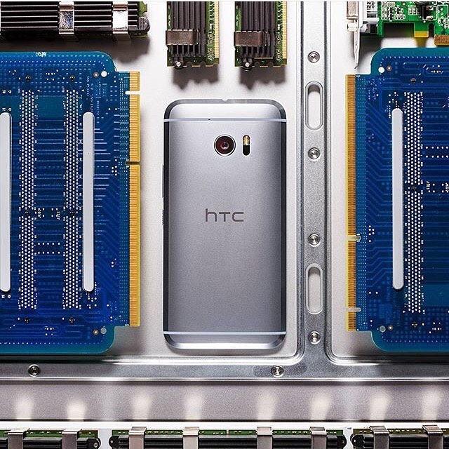 We love gadgets 📱📱 #framedtech #frames #apple #art #technology #gadgets